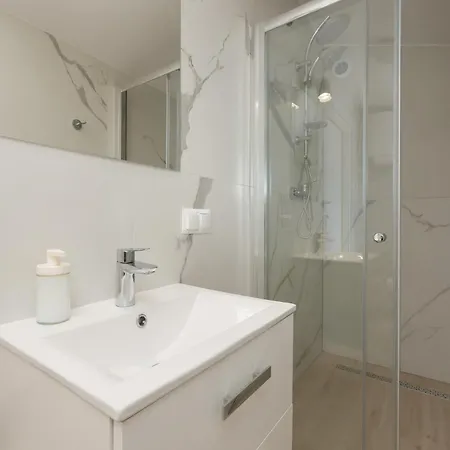 Bursztyn - Bernstein 3*